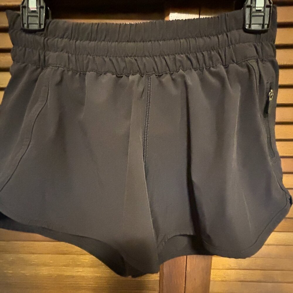 Lululemon Women's Hotty Hot Low-Rise Lined Short 4" in black sz 6